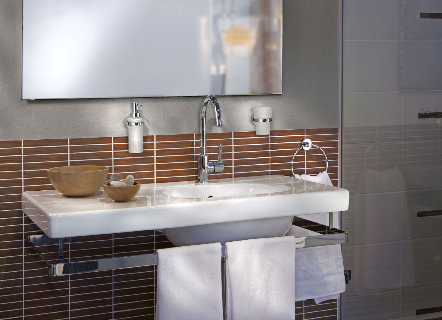 Accessori per il bagno della serie Smedbo Home in ottone spazzolato
